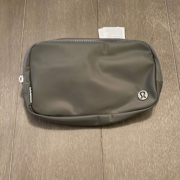 Lululemon Everywhere belt bag in grey sage - Picture 1 of 3